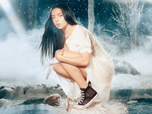​​Charli XCX pone a Converse en modo brat