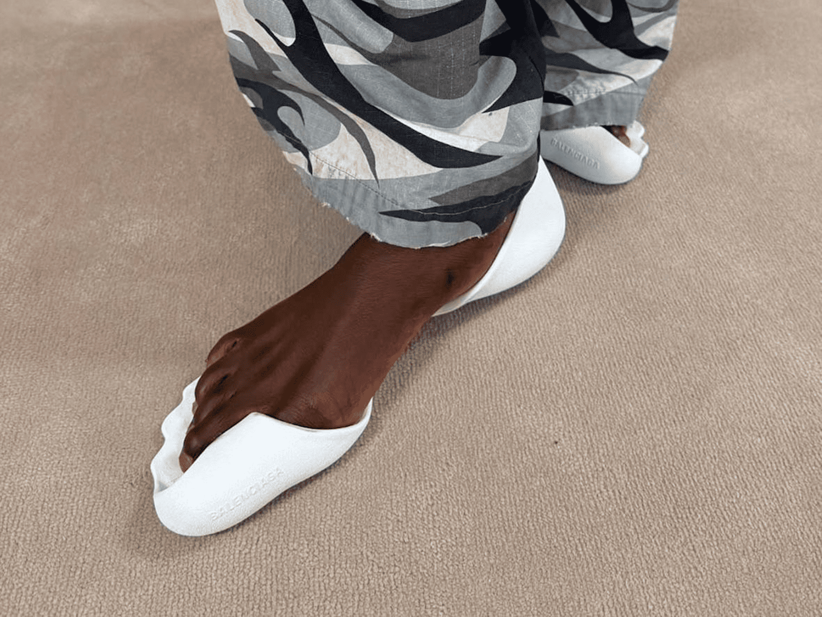 Del «earthing» a la pasarela: los pies marcan tendencia este verano