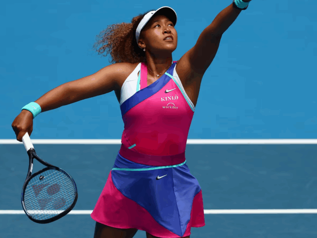 Naomi Osaka deslumbra en Ferragamo durante la promoción de «Second Set»