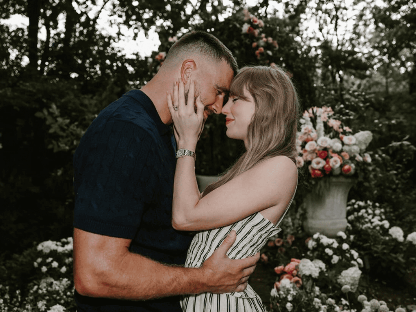 Taylor Swift y Travis Kelce anuncian su compromiso