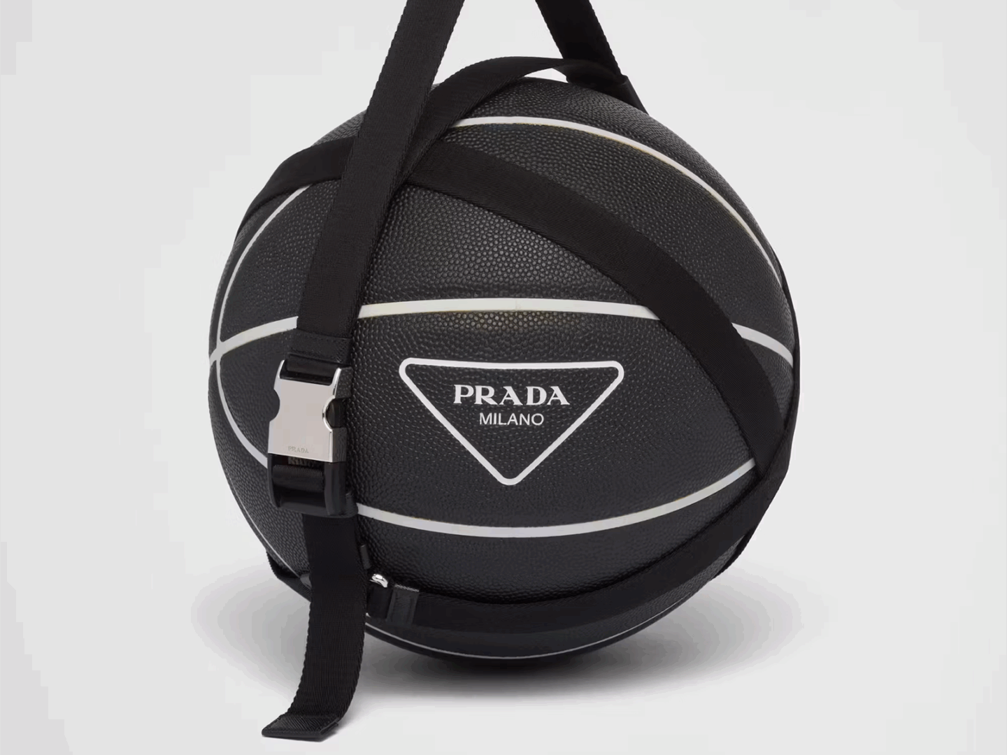 Prada convierte el baloncesto en objeto de lujo