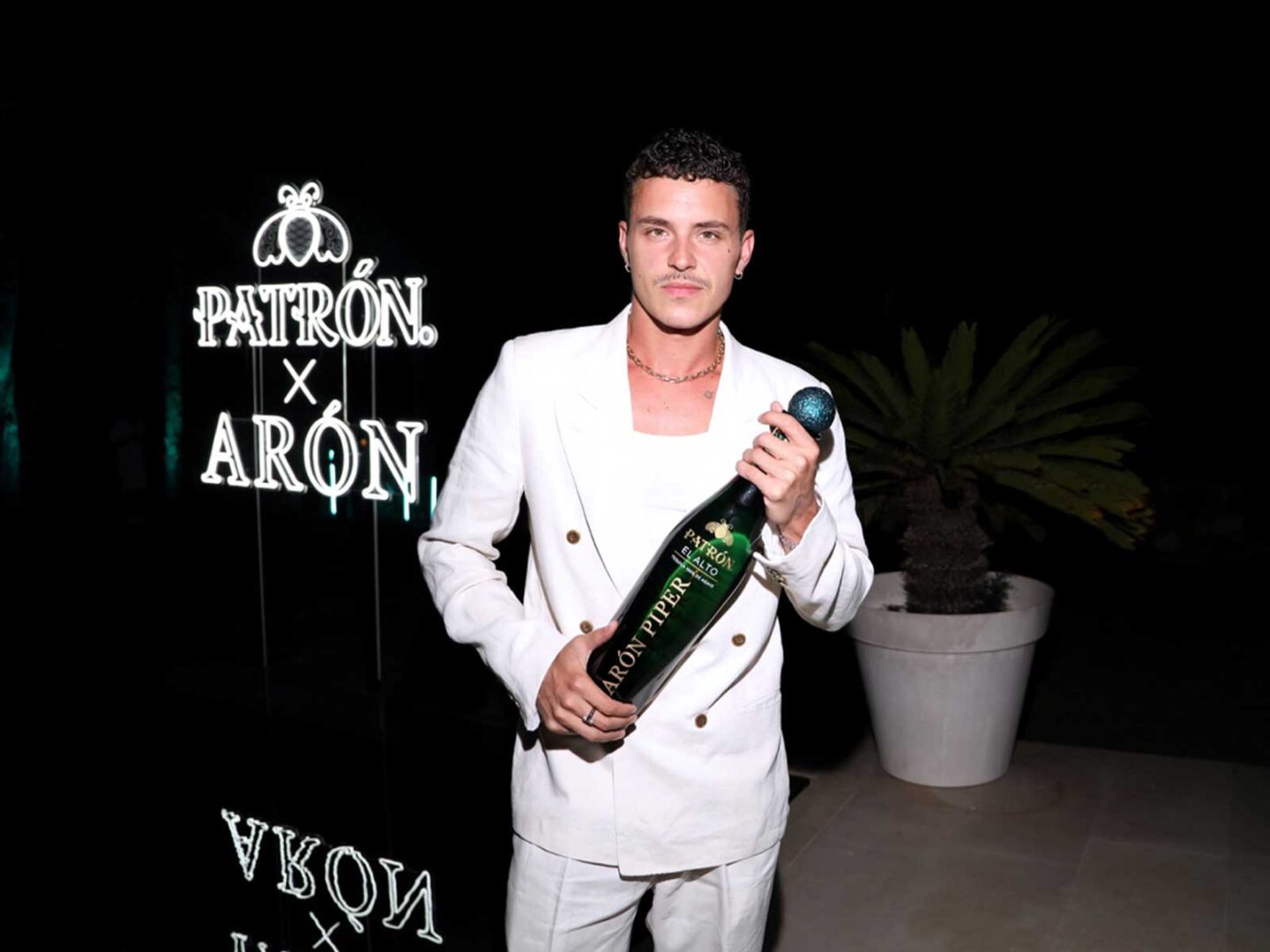 Leonardo DiCaprio, Ester Expósito, Jon Kortajarena y más acuden a la exclusiva fiesta de Arón Piper en Ibiza
