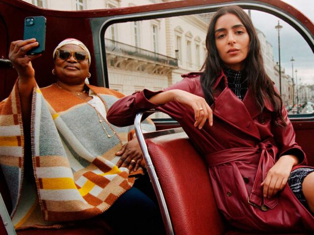 Burberry se alía con la sensación viral de TikTok ‘Bus Aunty’ para su nueva campaña