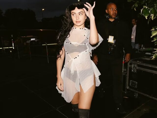This is how Charli XCX prepares her skin before going on stage