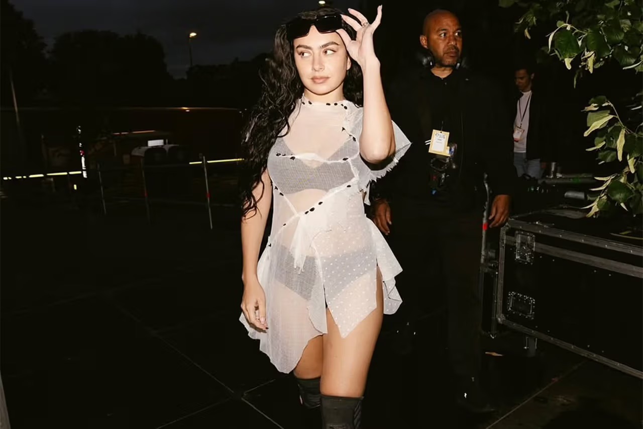 This is how Charli XCX prepares her skin before going on stage