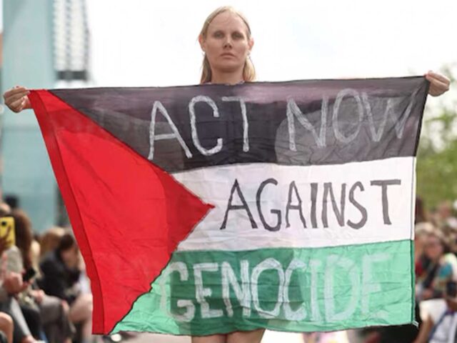 Modelo denuncia el genocidio en Gaza desde la pasarela de Copenhague