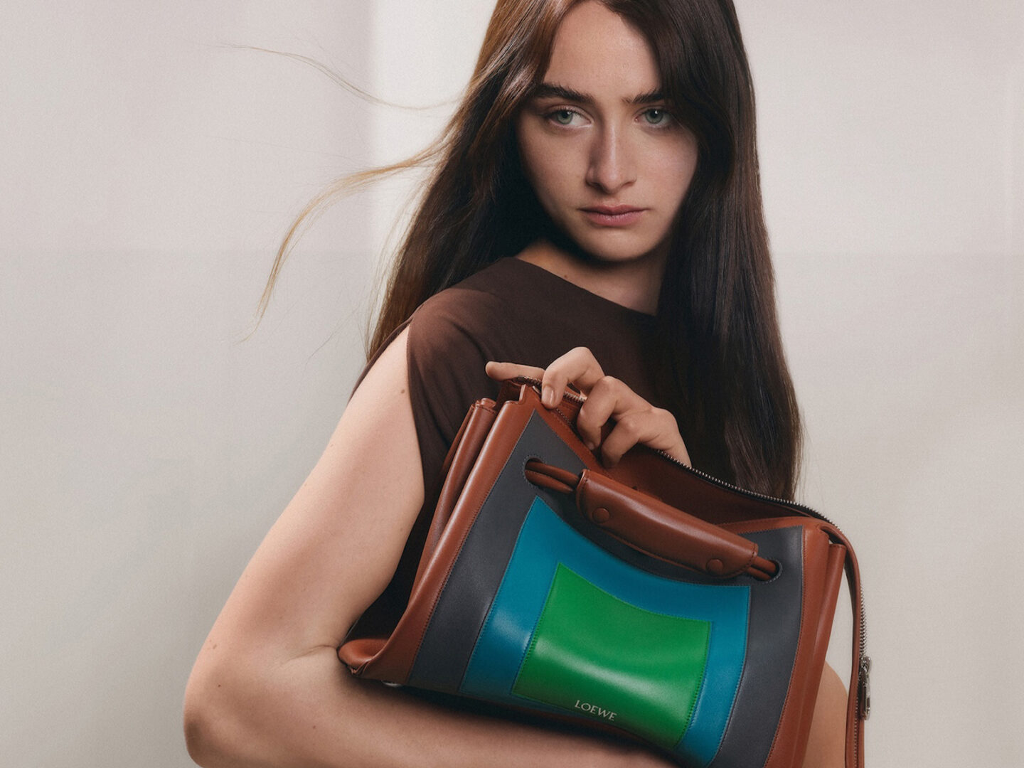 LOEWE FW25 es un cuaderno de ideas en movimiento