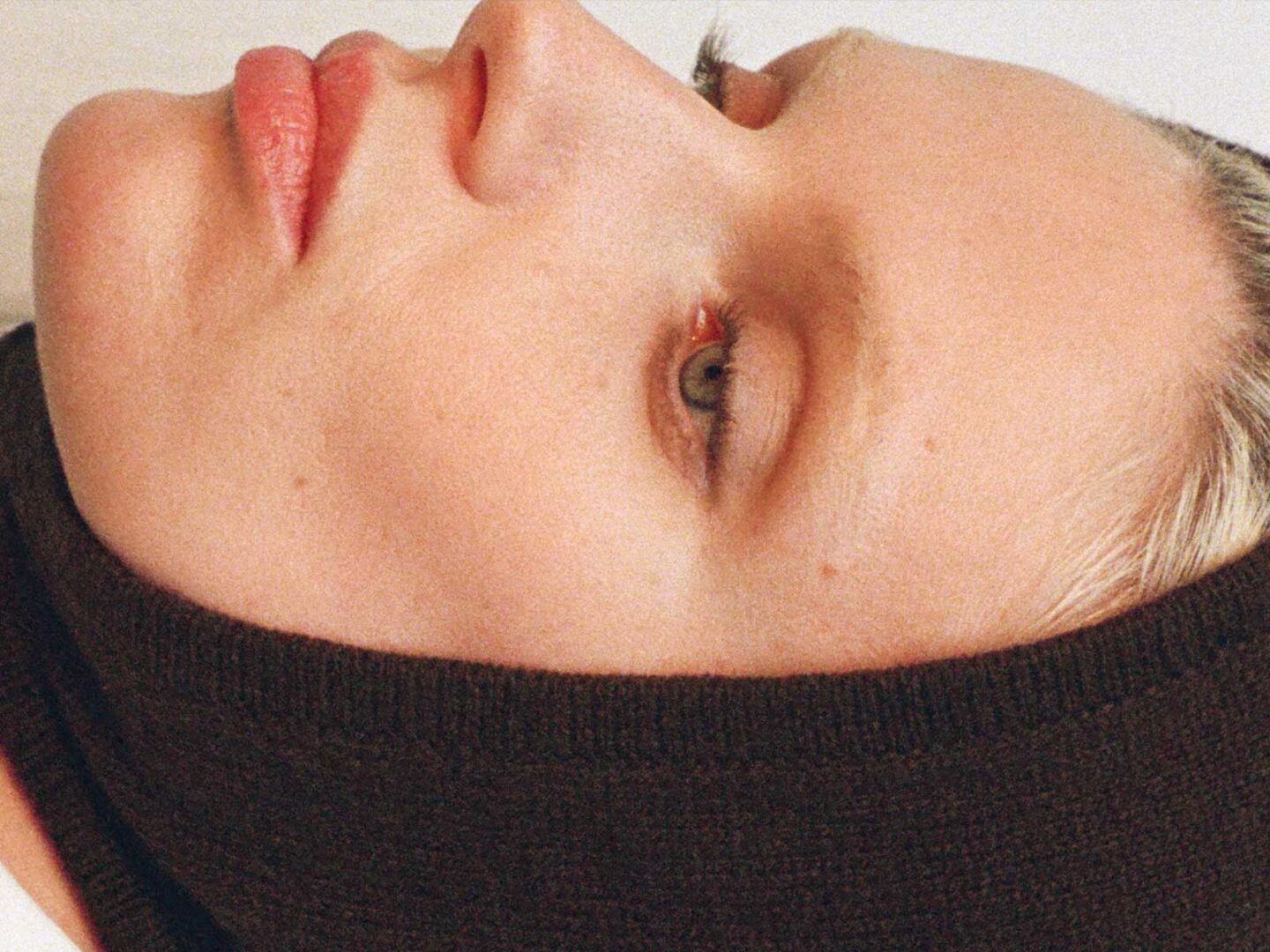 ARKET reinterpreta el minimalismo de los 90 en su colección FW25