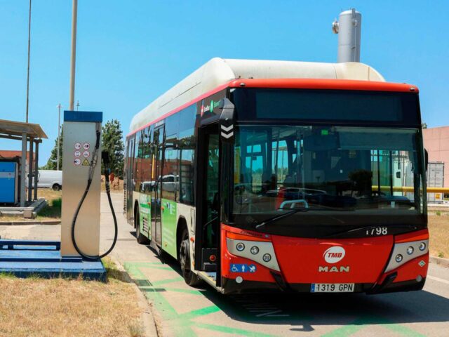 Barcelona lleva cinco años usando un autobús urbano alimentado por caca humana