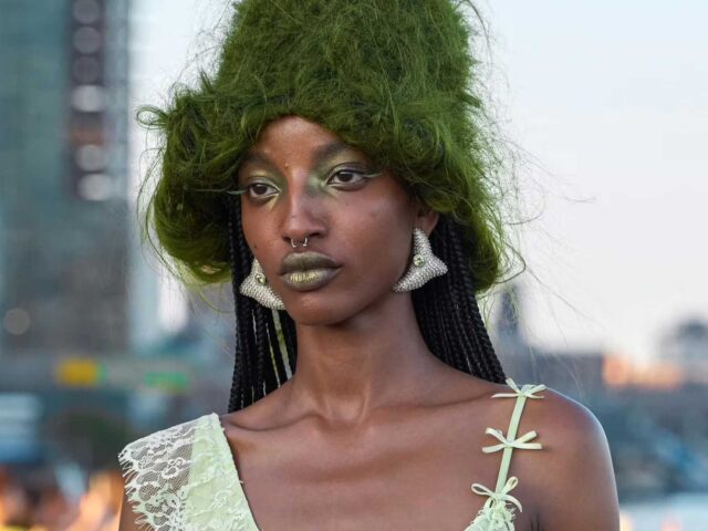 Isamaya Ffrench redefine la belleza en el desfile de Collina Strada SS26