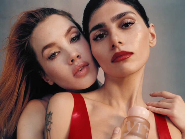 Mia Khalifa e Isamaya Ffrench dan forma a la sensualidad líquida de Vyrao