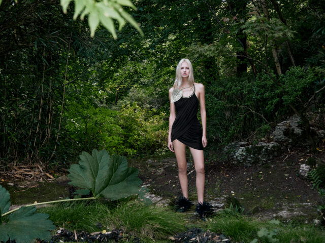 David Koma SS26: Nunca antes uma flor foi tão perigosa