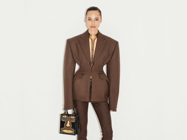 Daniel Roseberry continúa redefiniendo el traje femenino desde el universo surrealista de Schiaparelli