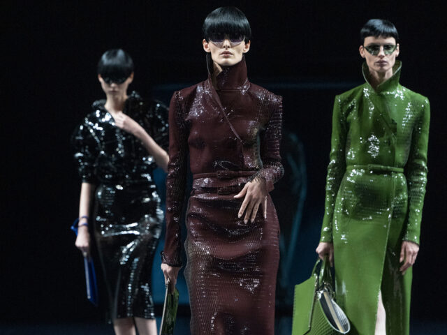 Haider Ackermann baila, de forma sobresaliente, con el fantasma de Tom Ford