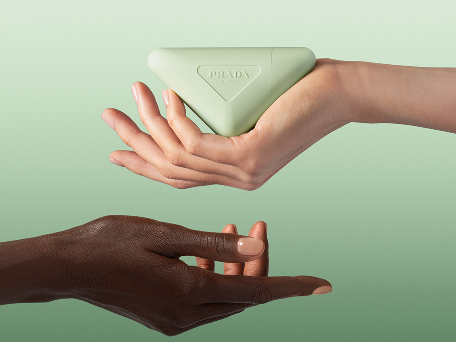 Prada Beauty apresenta “The Hand”