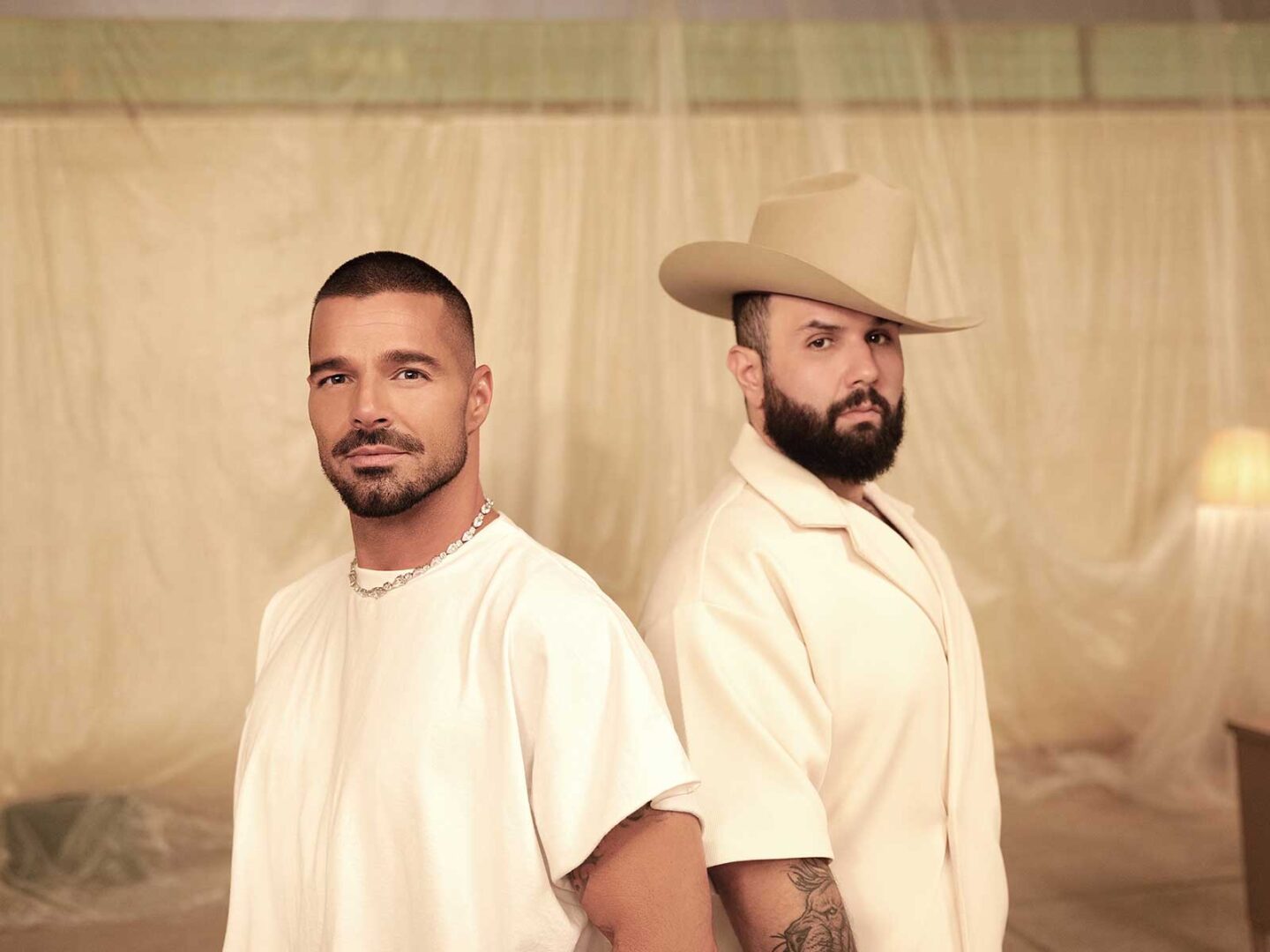 Carín León joins Ricky Martin to revive “A Medio Vivir”