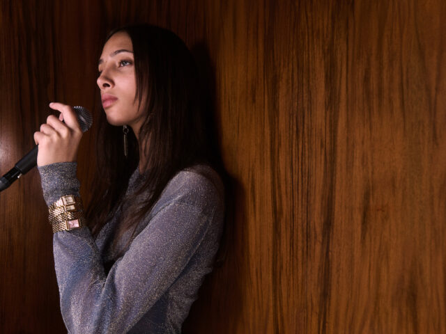 Alex Consani e Yasmin Wijnaldum com o Tory Burch Winter Holiday 2025