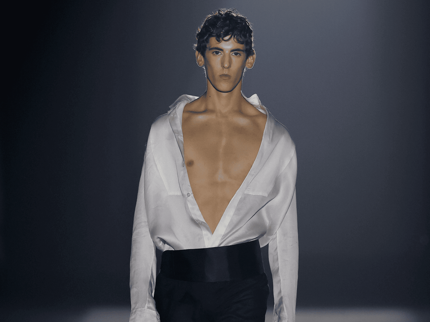 CARLOTA BARRERA DESAFÍA LOS CÓDIGOS DEL MENSWEAR CON «FROM THE BODY’S EDGE» SS26