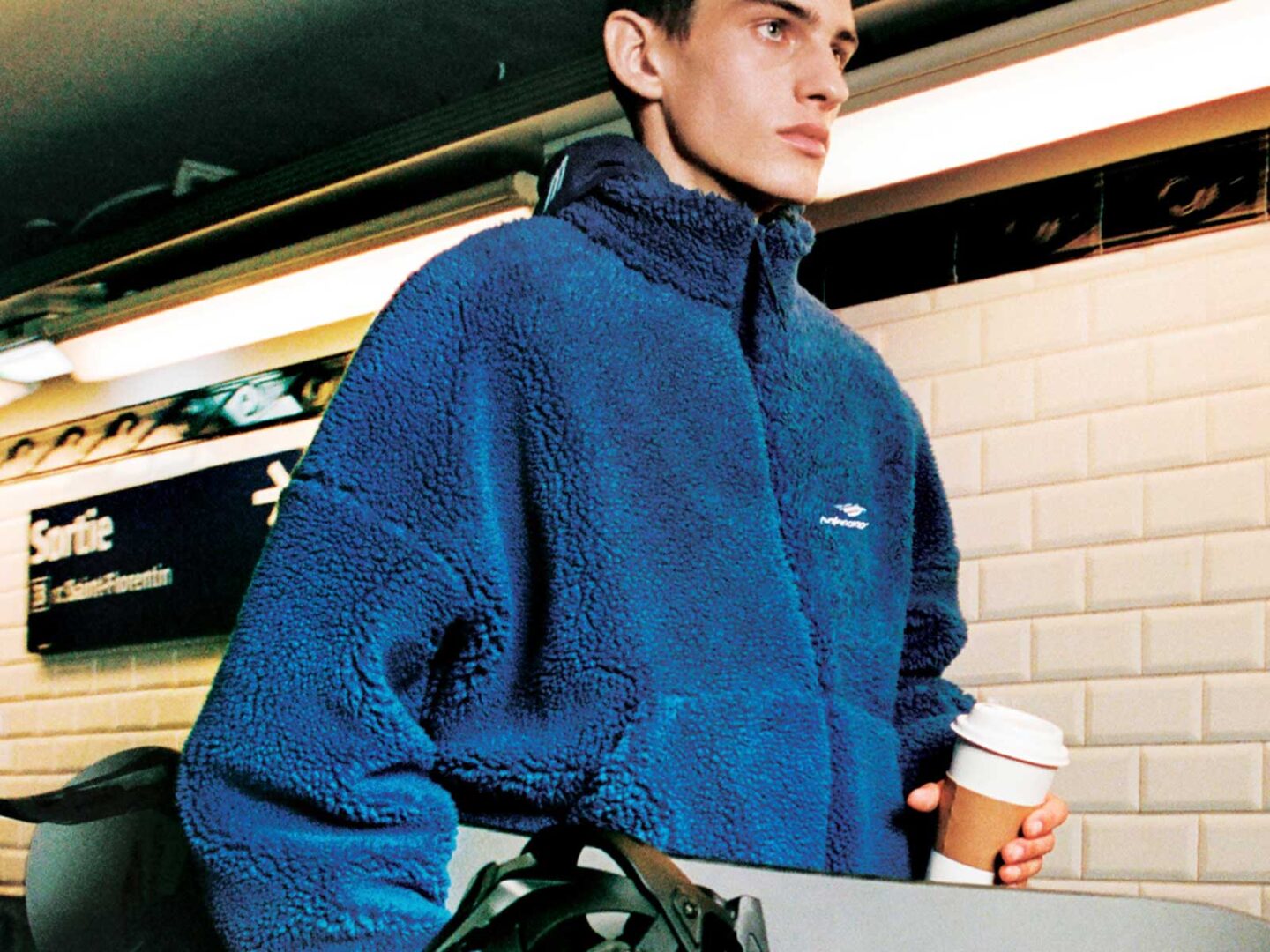 Balenciaga Skiwear 2025 redefine el esquí contemporáneo