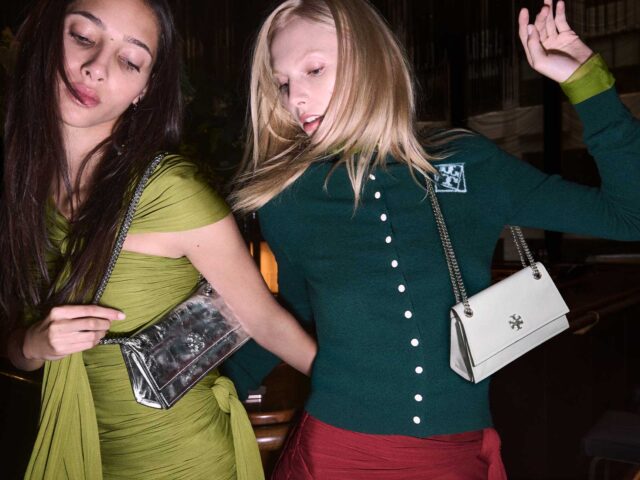 Alex Consani y Yasmin Wijnaldum en Tory Burch Winter Holiday 2025