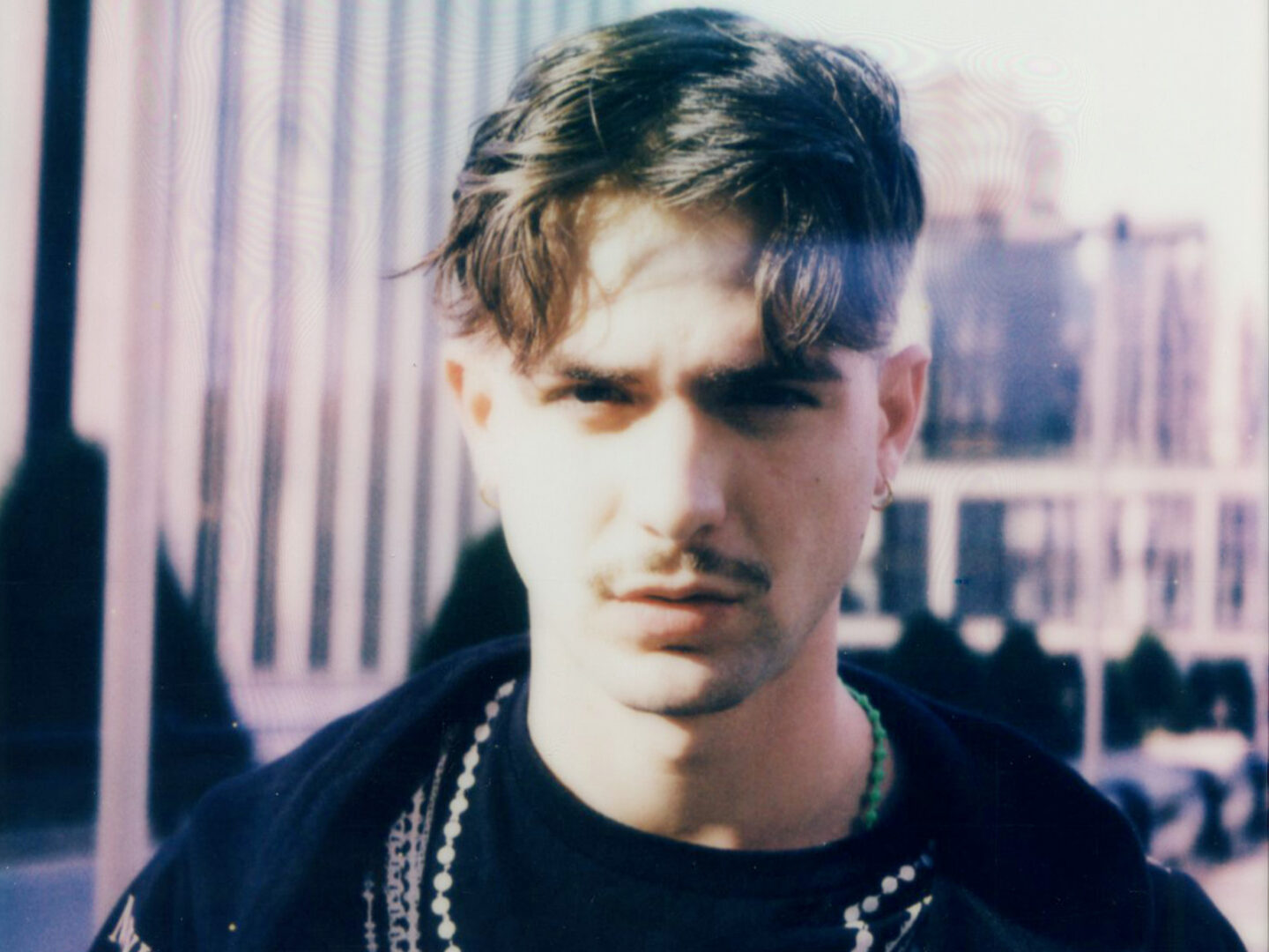 El Bugg lanza su segundo álbum de estudio: ‘EL ROSARIO’