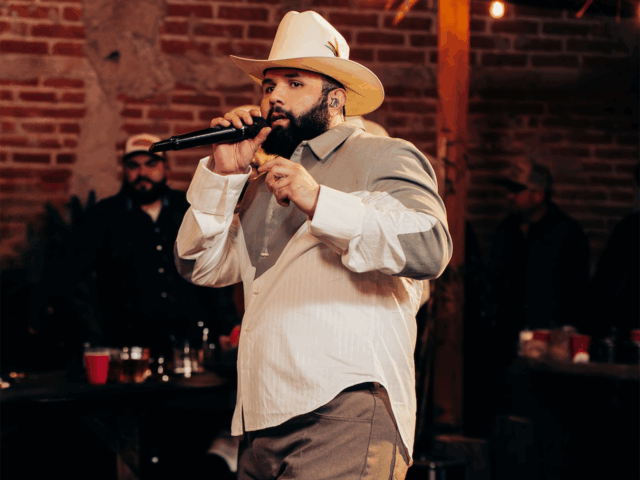 Carín León cierra un año histórico con Chapayeka, un álbum en vivo grabado en Hermosillo