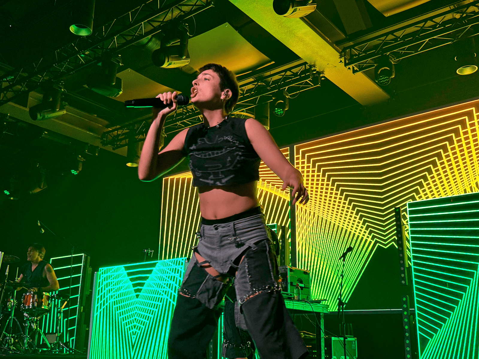 Delaporte closes the ‘Déjate Querer Tour’ with a sold-out show at the Roig Arena