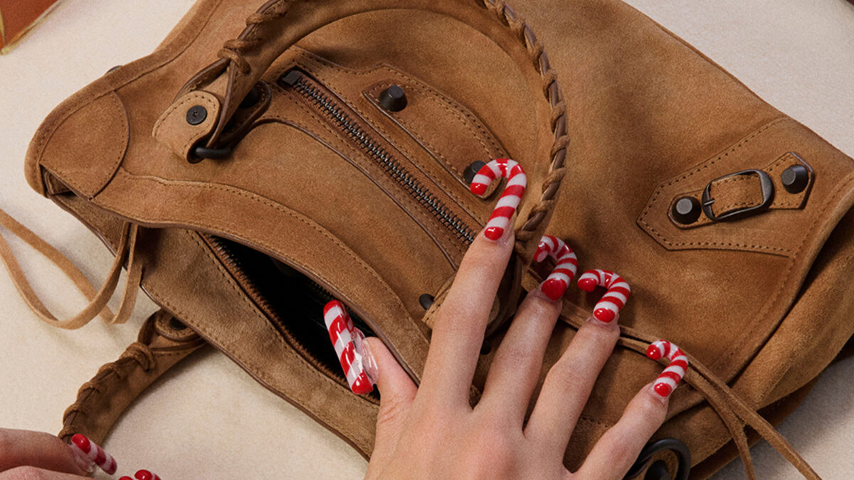 クリスマスセール　25日まで。15%OFF 希少BALENCIAGA Balenciaga launches its Christmas gift campaign - HIGHXTAR.