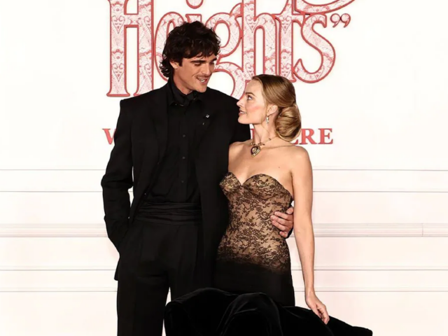 Jacob Elordi y Margot Robbie en la premiere de Los Ángeles, con ella luciendo un diseño de Schiaparelli. © GTRES