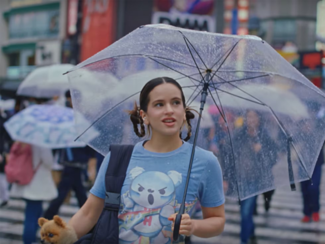 Rosalía, en una imagen de el videoclip de 'Tuya', dirigido por Stillz.