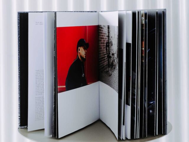 DELLAFUENTE recoge sus recuerdos en un fotolibro de culto