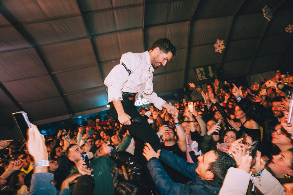 Fito Robles el vocalista y líder de Siloé con el público del Polar Sound