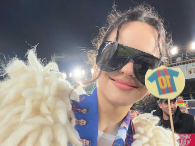 Rosalía sorprende animando al Barça en el Camp Nou