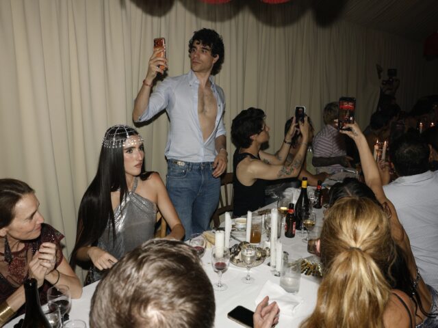 Si hay algo que sabe montar Rabanne es una buena fiesta. La excusa para presentar su nueva campaña reunió a algunas de las caras más buscadas de la capital.