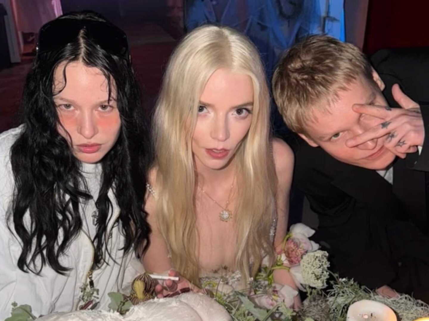 ¿Qué hace Anya Taylor-Joy en el nuevo álbum de Brutalismus 3000?