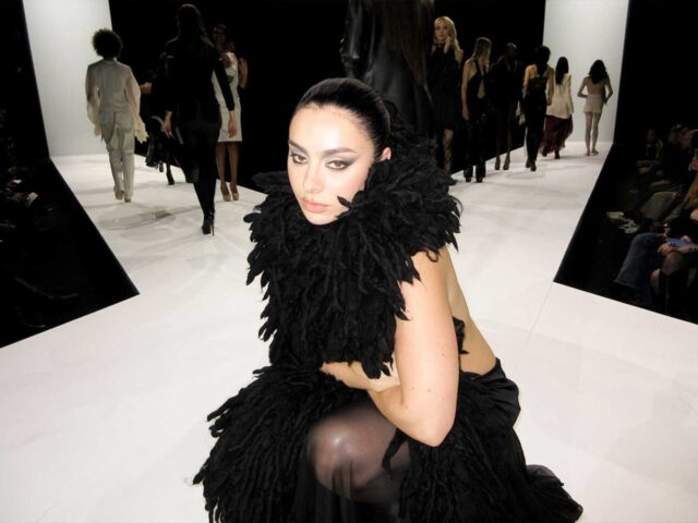 La nueva Charli xcx es moda, fama y apocalipsis