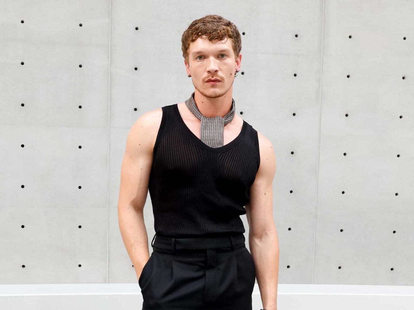 ¿El látex vuelve a estar de moda? Connor Storrie reabre el debate en Saint Laurent SS27