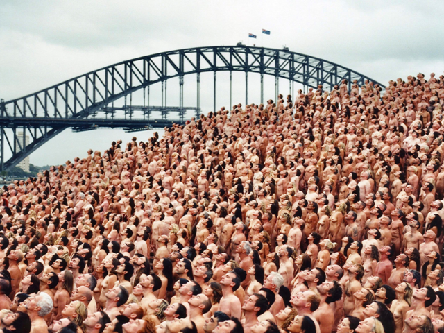 Una de las obras de Spencer Tunick, fotografiada frente a la Ópera de Sidney