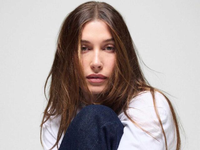 Hailey Bieber adapta el denim de GAP a su inconfundible estilo