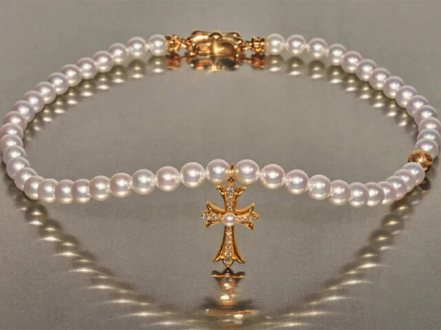 Chrome Hearts y MIKIMOTO ofrecen joyas en oro de 22 quilates