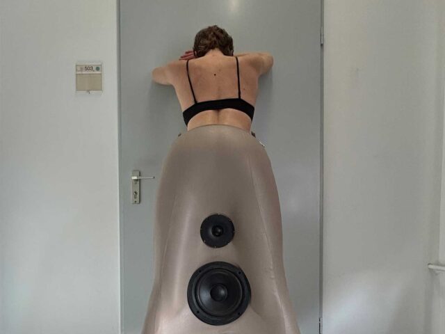 Lenni Bubi diseña una falda con altavoces que funciona como soundsystem