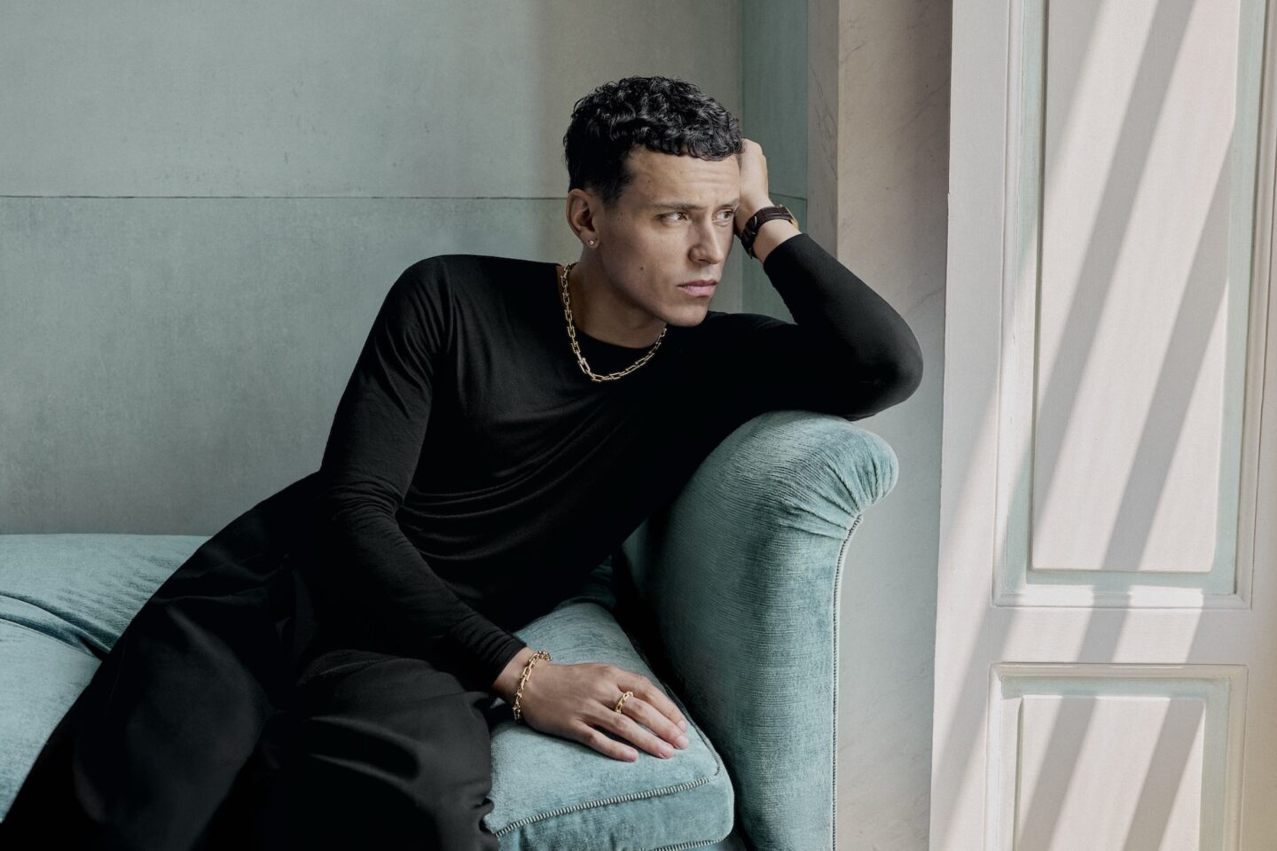 Arón Piper reflexiona sobre el amor propio y la vulnerabilidad en nueva campaña de Tiffany & Co. 2 Tiffany AP DK 0233 cv revert OG