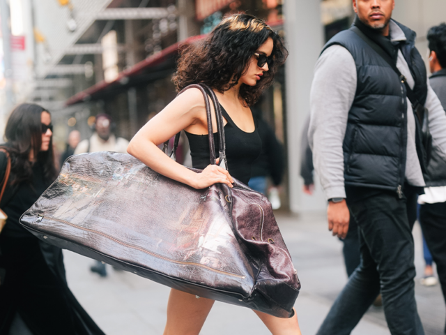 ¿Quién es Dana Toder? La diseñadora del bolso XXL que ha llevado Rosalía en Nueva York