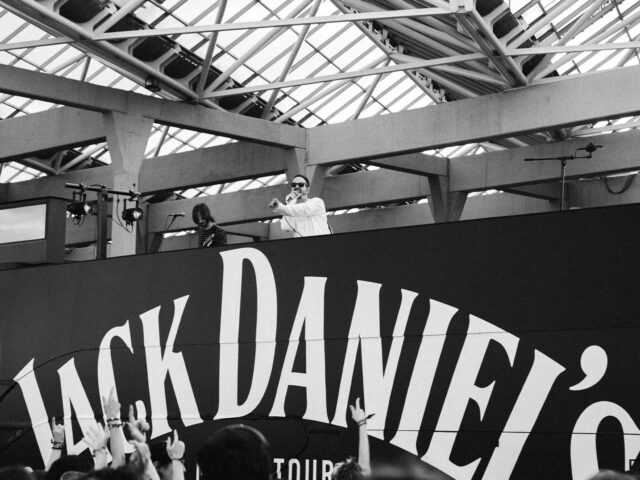 Alizzz toma por sorpresa el TOUR BUS de Jack Daniel’s en Festival·B