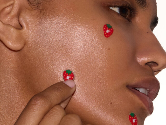rhode lanza adorables pimple patches en forma de fresa